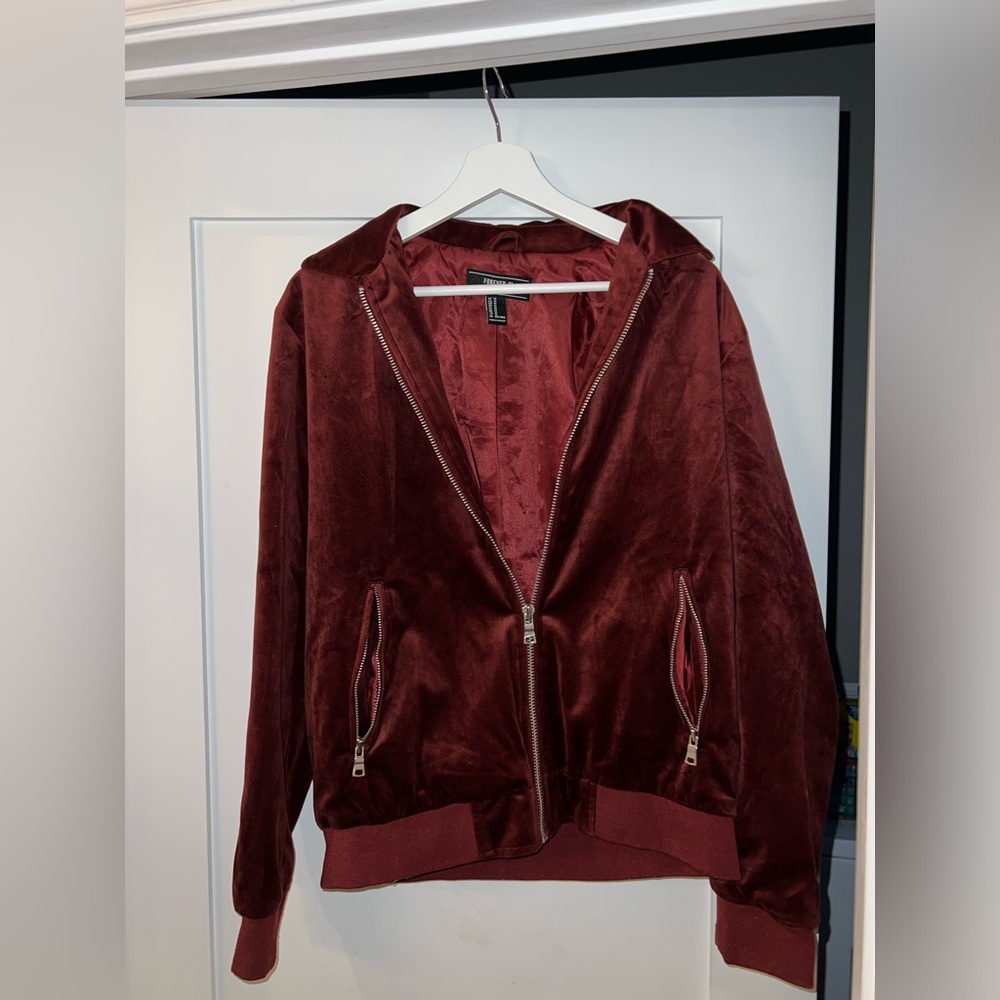 Forever 21 men’s velvet bomber jacket. Barely worn great condition.